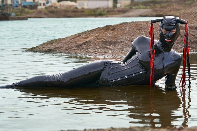 Jak správně oblékat, čistit a skladovat latexové oblečení?
