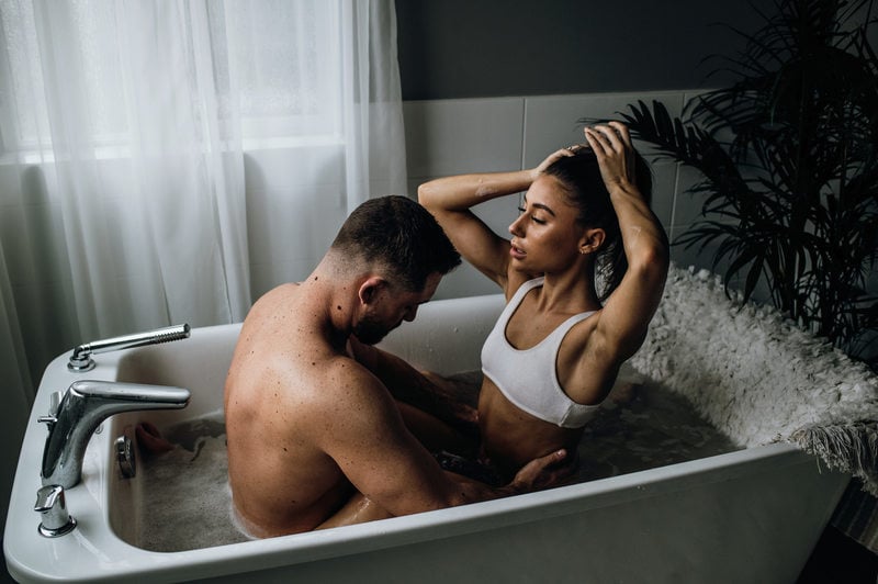 Milostné polohy pro sex ve vaně je důležité volit obezřetně, abyste si neublížili
